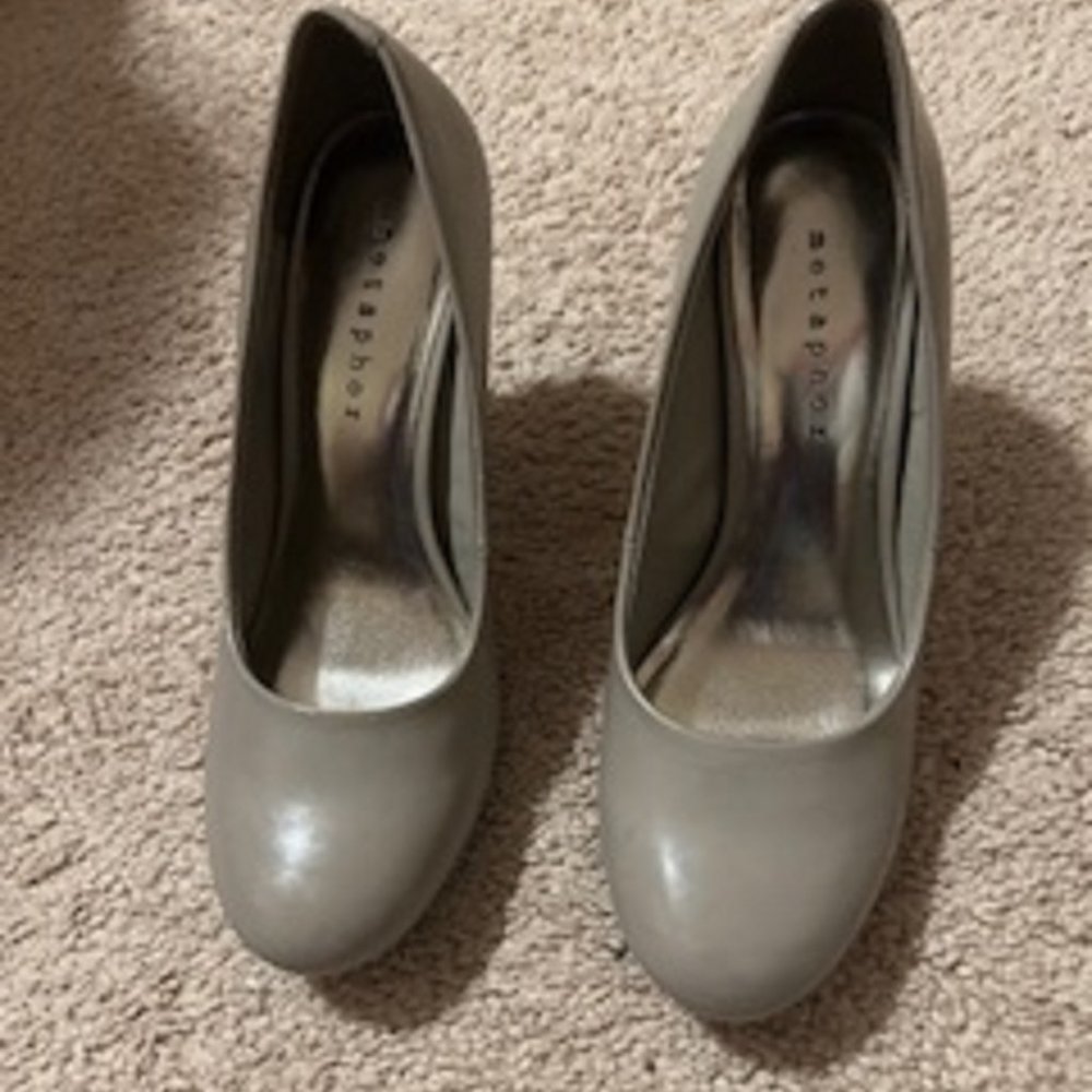 Women's Heels Round Toe Brand: Metaphor Size 6M Heels 3 1/2 Inches